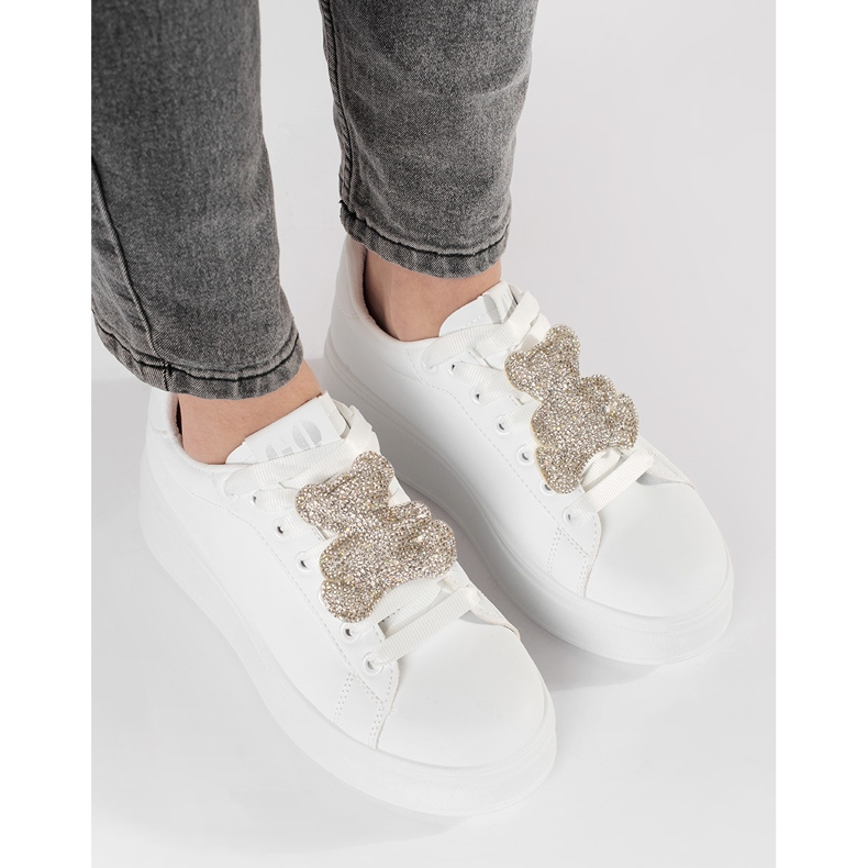 Sneaker bianche su una piattaforma di orsacchiotto bianco 1