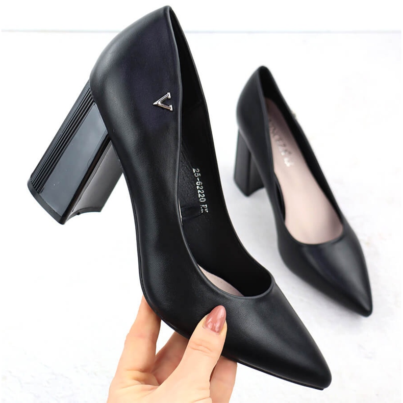 Pompe da donna sul post decorativo Black Vinceza 62220 nero 1