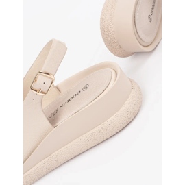 Goodin Sandali piatti beige con un ornamento 1