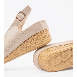 Goodin Sandali a cuneo beige leggero con fibbia e un ornamento 1