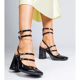 Sandali neri verniciati sul post nero 1