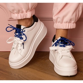 Sneaker sportive bianche sulla piattaforma bianco 1