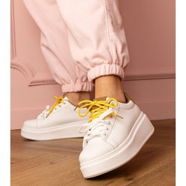 Sneaker sportivi marrone bianco sulla piattaforma 1