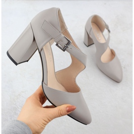 Pompe in pelle sulle scarpe pilastri con una cintura grigia Vinceza 91133 grigio 1
