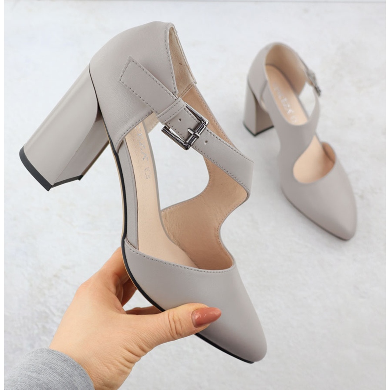 Pompe in pelle sulle scarpe pilastri con una cintura grigia Vinceza 91133 grigio 1