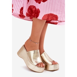 Slifor da donna in pelle Eco sulla piattaforma e zeppe dorate d'oro 1