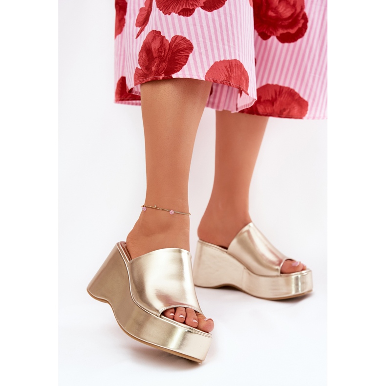 Slifor da donna in pelle Eco sulla piattaforma e zeppe dorate d'oro 2