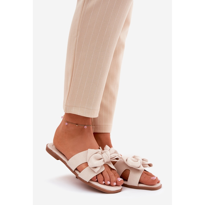 Flip da donna piatta con un beige di prua 1