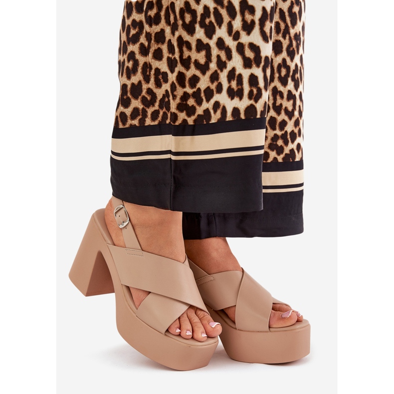 Sandali femminili sul palo e sulla piattaforma con eco in pelle kaki beige 1