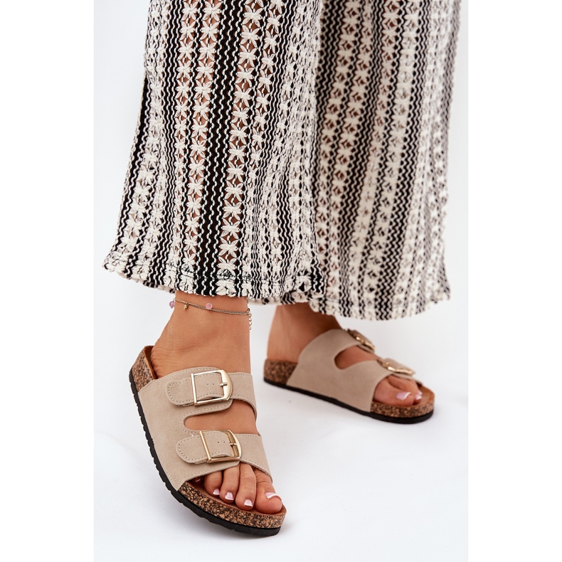Infradito da donna su una piattaforma di sughero con morsetti dorati beige 2
