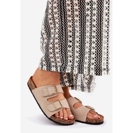 Infradito da donna su una piattaforma di sughero con morsetti dorati beige 1