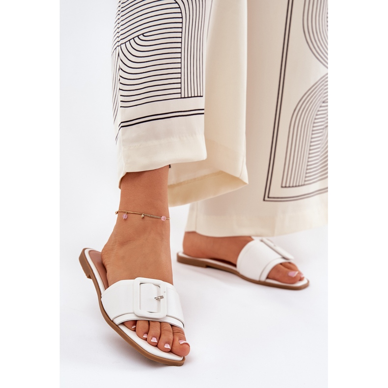 Pantofole da donna in pelle eco piatta con una fibbia bianca bianco 2