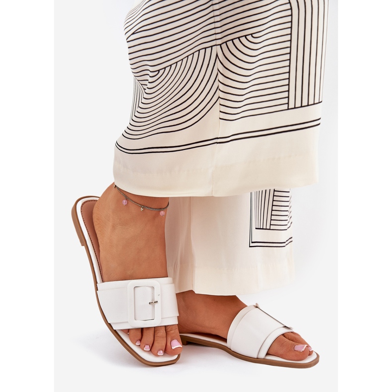 Pantofole da donna in pelle eco piatta con una fibbia bianca bianco 1