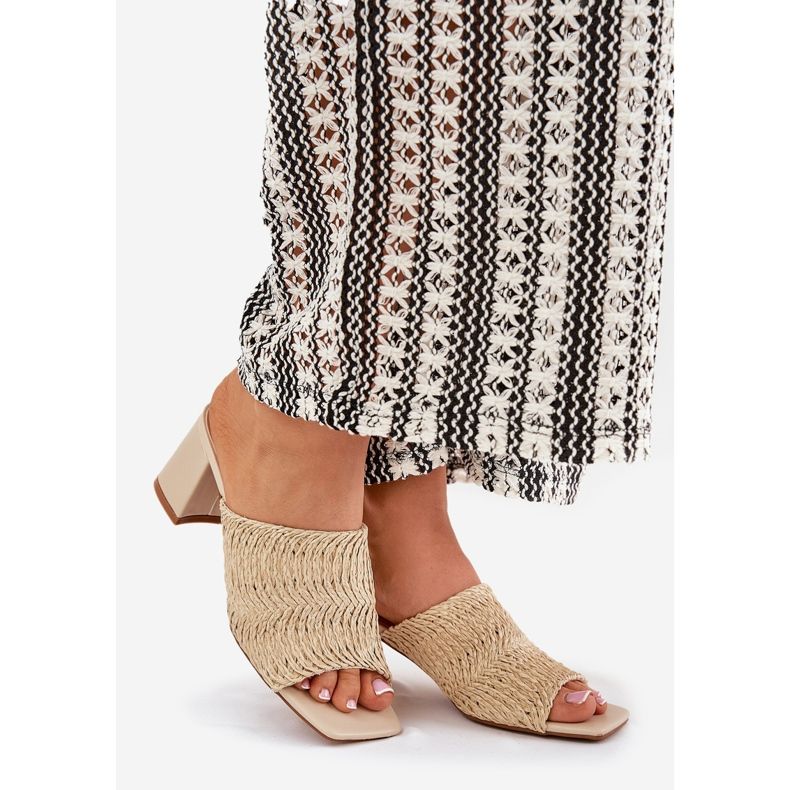 Infradito da donna con i tacchi beige 1
