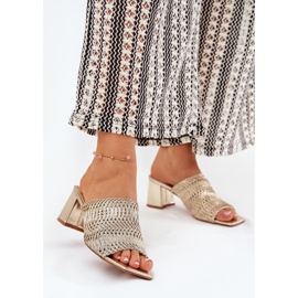 Infradito da donna con i tacchi dorati d'oro 2