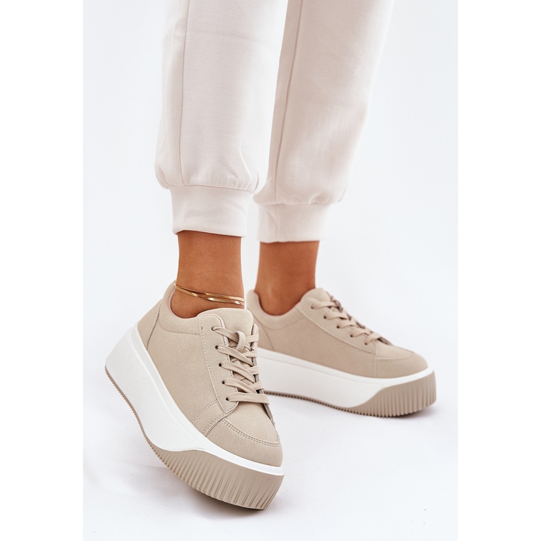Sneaker su un enorme beige a piattaforma 2