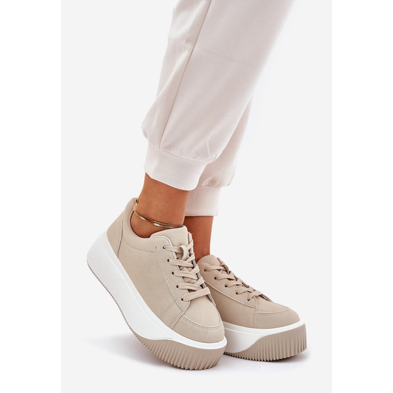 Sneaker su un enorme beige a piattaforma 1