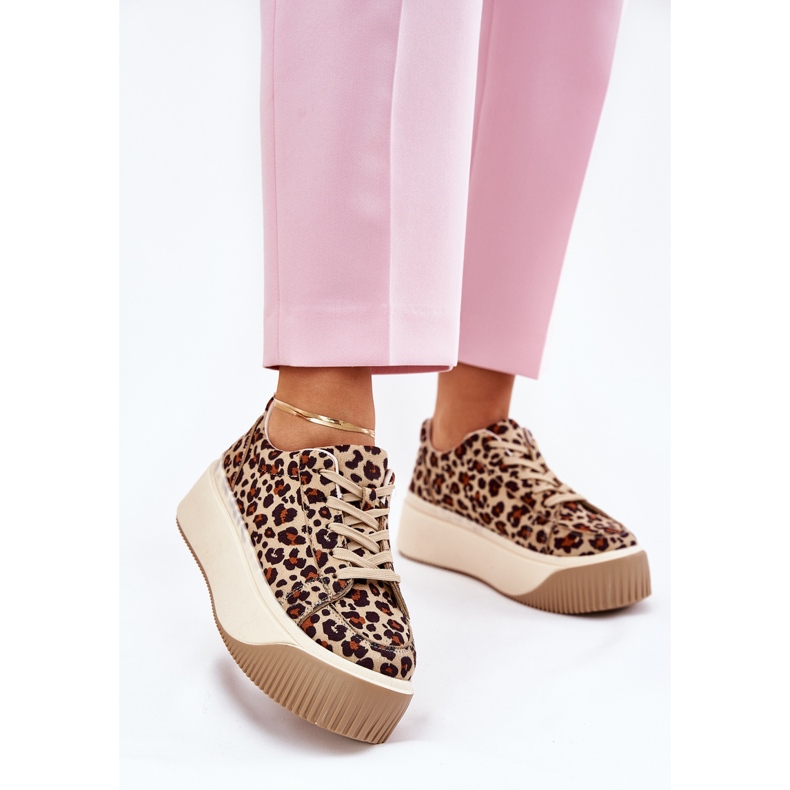 Sneaker su un'enorme piattaforma di leopardo marrone 2