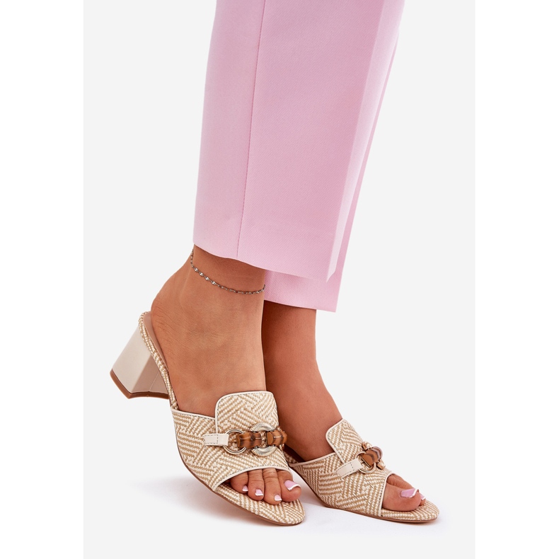 Tambini da donna con una decorazione beige 1