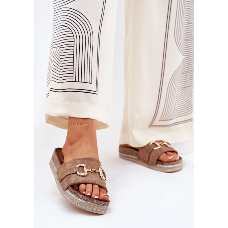 Infradito da donna sulla piattaforma con un ornamento dorato e glitter khaki beige 2