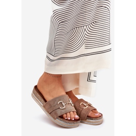 Infradito da donna sulla piattaforma con un ornamento dorato e glitter khaki beige 1