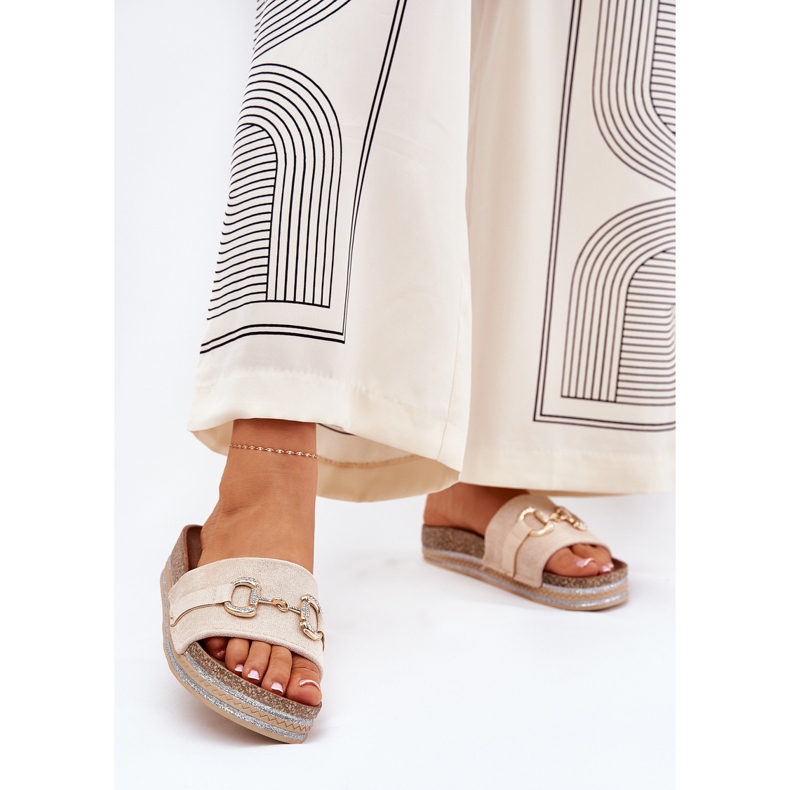 Infradito da donna sulla piattaforma con un ornamento dorato e glitter beige 2
