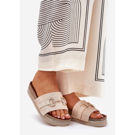 Infradito da donna sulla piattaforma con un ornamento dorato e glitter beige 1