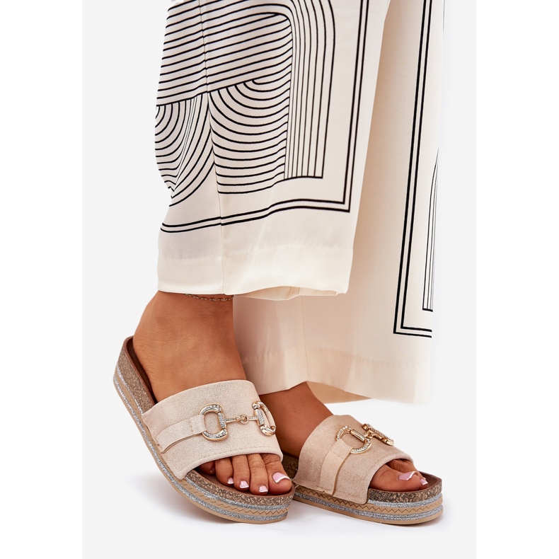 Infradito da donna sulla piattaforma con un ornamento dorato e glitter beige 1