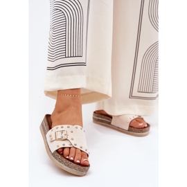 Infradito da donna sulla piattaforma con una fibbia e stalloni beige 2
