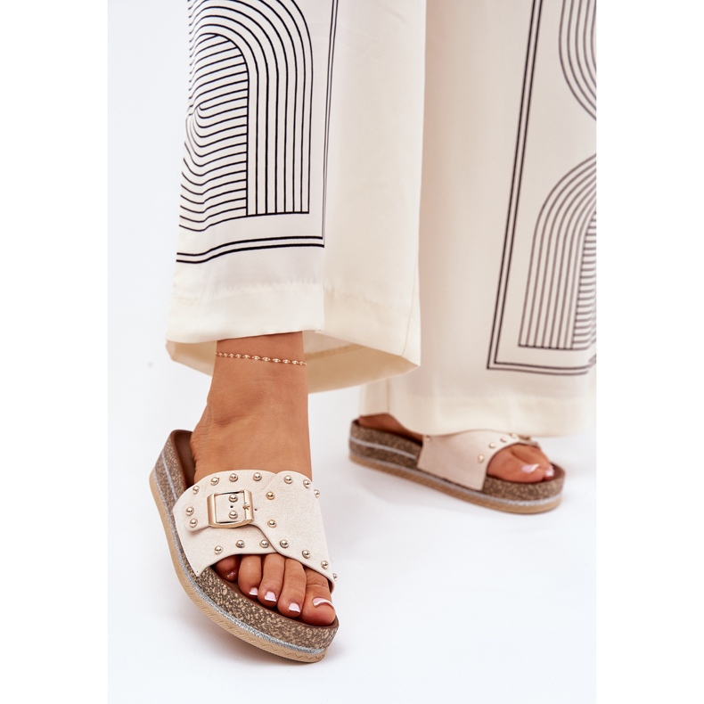 Infradito da donna sulla piattaforma con una fibbia e stalloni beige 2