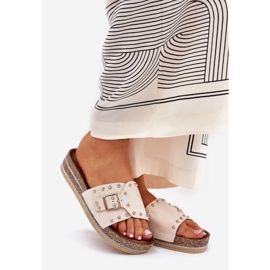 Infradito da donna sulla piattaforma con una fibbia e stalloni beige 1