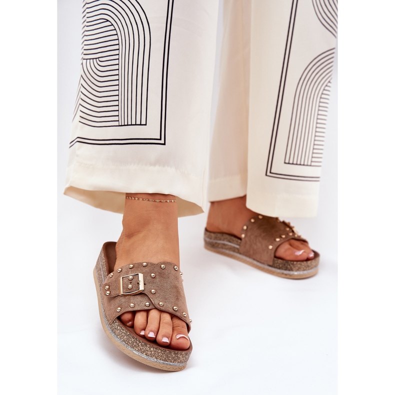 Pantofole da donna sulla piattaforma con una fibbia e khaki stalloni beige 2