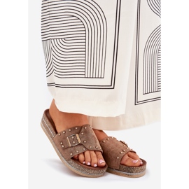 Pantofole da donna sulla piattaforma con una fibbia e khaki stalloni beige 1