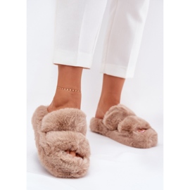 Pantofole di pelliccia da donna sulla piattaforma kaki beige 2
