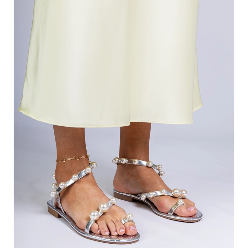 Sandali da donna d'argento decorati con perle 1