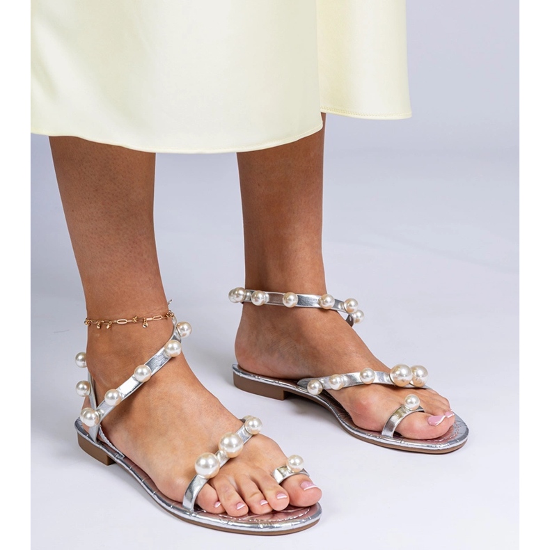 Sandali da donna d'argento decorati con perle 2