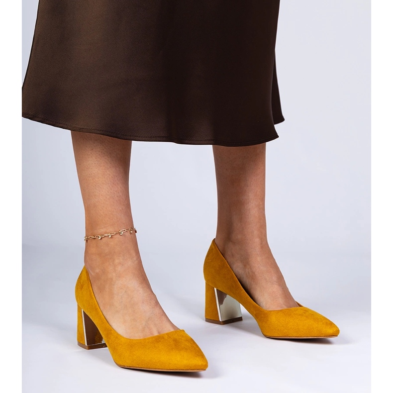 Pompe gialle su un post elegantemente decorato giallo 1