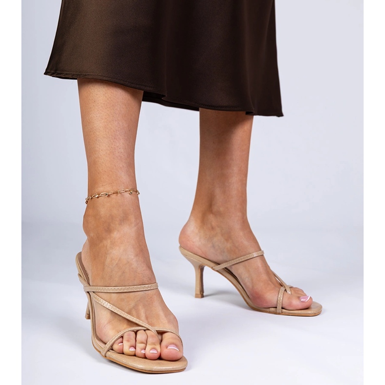 Beige eleganti infradito su un tallone alto 1