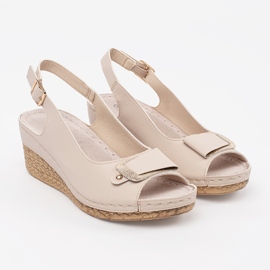 Goodin Light -Beige Sandals su un cuneo basso 1