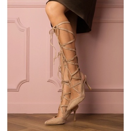 Sandali beige su un tallone alto legato con zirconi 1