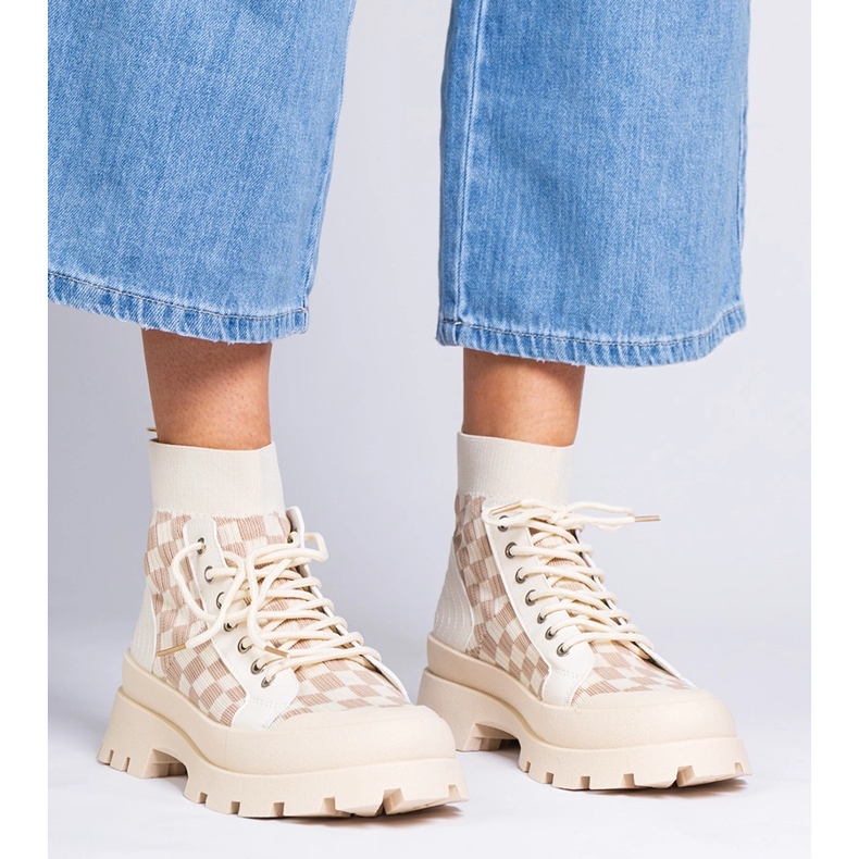 Sneaker beige stivali sulla piattaforma 1