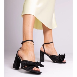 Sandali neri con un arco sul blocco nero 1