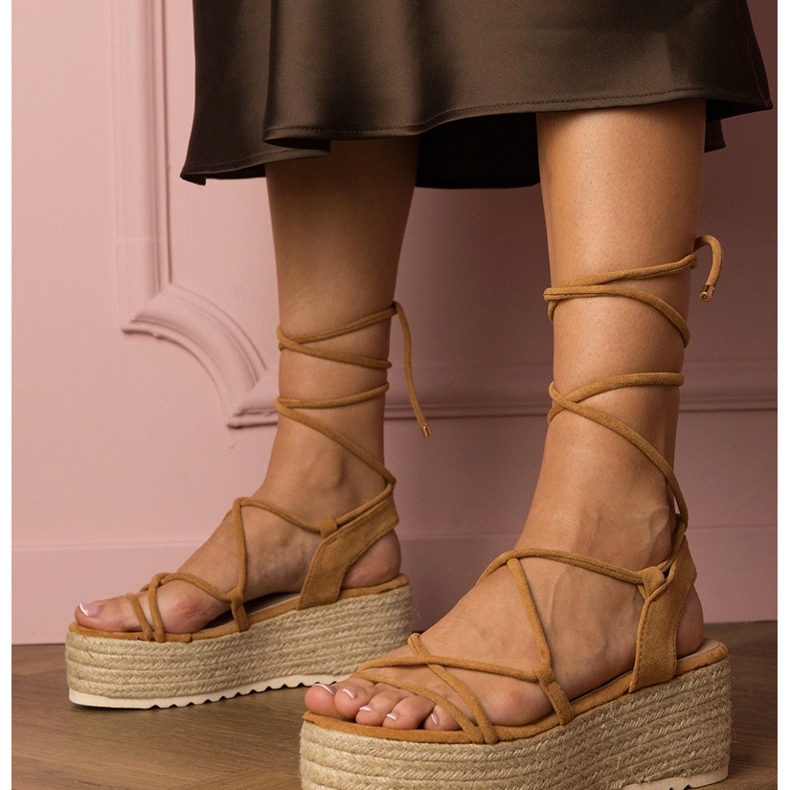 Sandali marroni espadrille su una piattaforma alta marrone 1