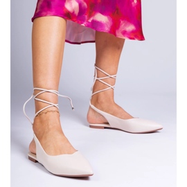 Tacchi piatti beige fatti di ecologico 1