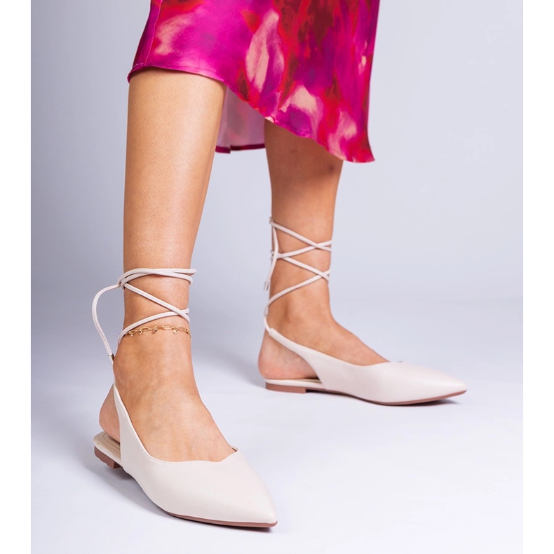 Tacchi piatti beige fatti di ecologico 2