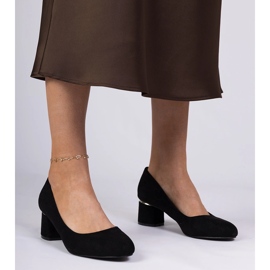 Pompe classiche nere su un blocco basso nero 1