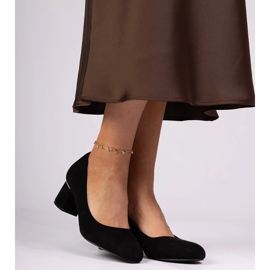 Pompe classiche nere su un blocco basso nero 2