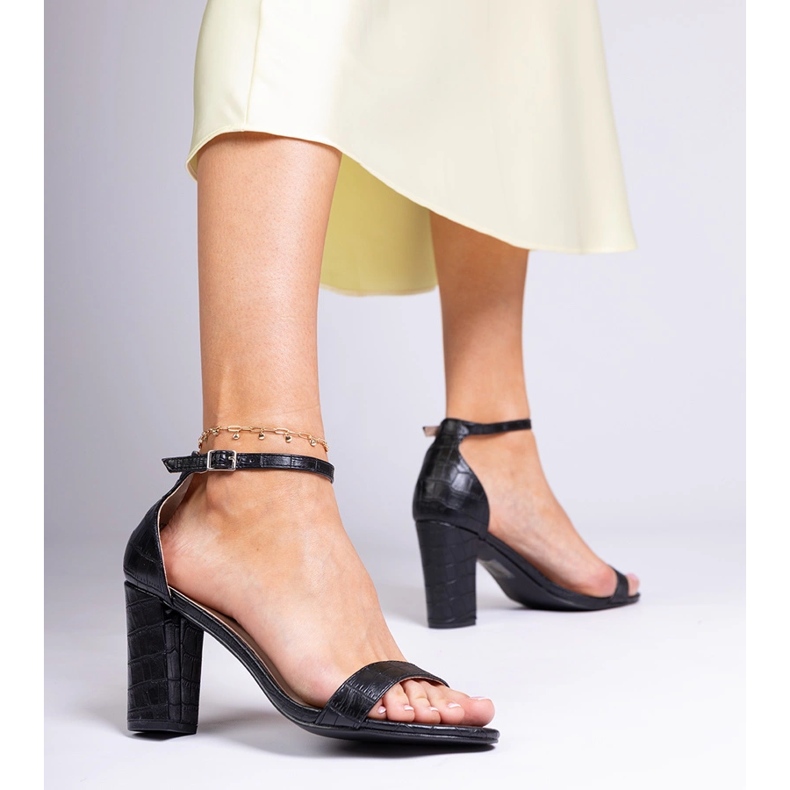 Sandali neri sul post nero 2