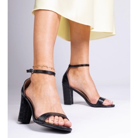 Sandali neri sul post nero 1