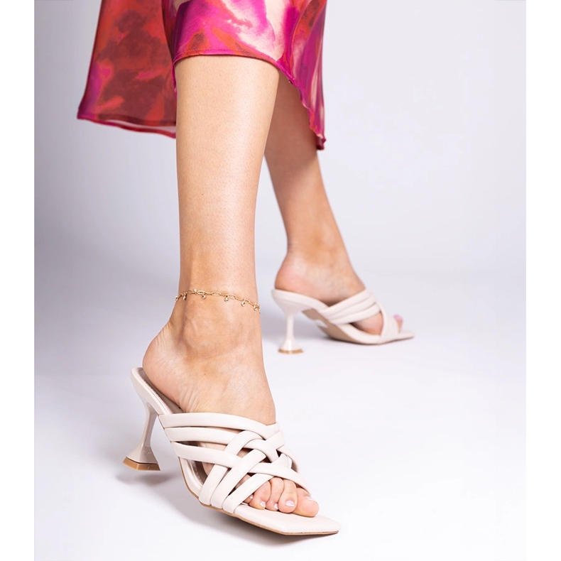 Eleganti sandali beige con tacco di Bourget 2